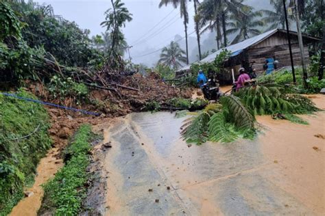 Kondisi Terkini Akses Jalan Padang Solok Lumpuh Total Akibat Longsor