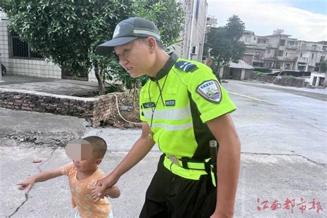 迷路萌娃街头哇哇大哭 交警抱怀中哄着帮其找家 江南都市网