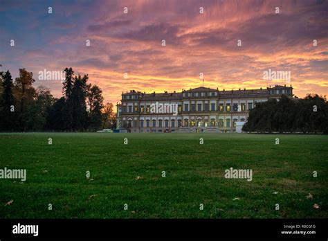 Tramonto Mozzafiato Al Di Sopra Della Villa Reale Di Monza Serata