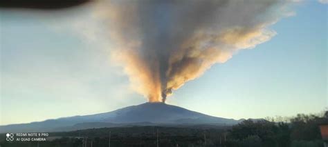 Lava E Cenere Dal Cratere L Etna Regala Un Nuovo Spettacolo Tutte Le