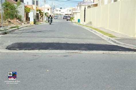 AYUNTAMIENTO BANÍ REANUDA JORNADA DE BACHEOS EN ALGUNAS CALLES DE LA