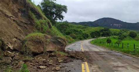 ÉoCombatente Buracos na RODOVIA MG 111 causaram prejuízos a diversos