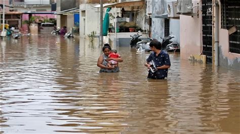 Flood Alert महाराष्ट्र गुजरात में आसमान से बरसी आफत बाढ़ के हालात अब