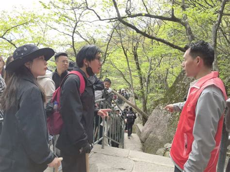 “人人都是迎客松”——黄山市党员志愿者赴黄山风景区开展志愿服务游客旅游工作