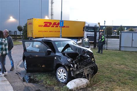 Gewonde En Flinke Schade Bij Botsing Tussen Auto En Vrachtwagen In