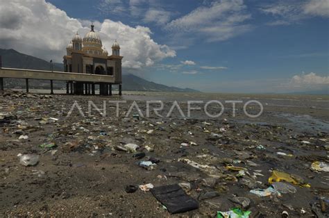 Sampah Kembali Menumpuk Dipantai Antara Foto