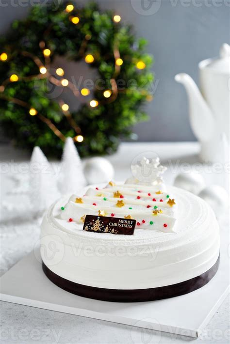 White Christmas cake 16118742 Stock Photo at Vecteezy