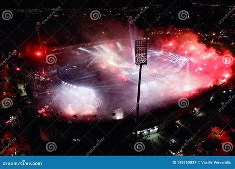 Lanzamiento A Reo Del Estadio De Toumba Por Completo De Los Fans Del