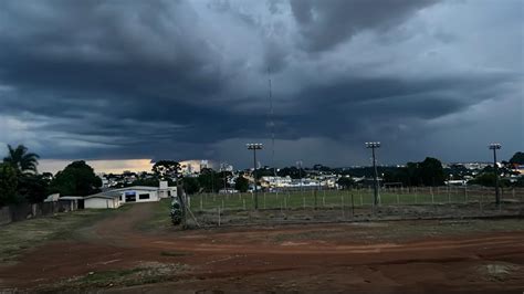 Semana começa chuvosa e tem previsão de temperaturas baixas