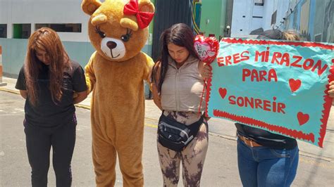 Polic A Disfrazado De Oso Atrapa Con Chocolates A Peligrosas