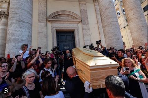 I Funerali Di Michela Murgia Migliaia In Piazza Del Popolo