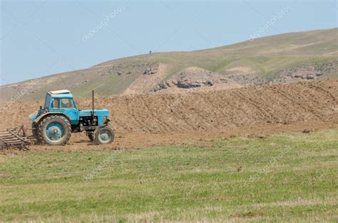 trabajos agrícolas en el procesamiento cultivo de tierras en Kazajstán