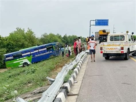 A Bus Full Of Travel Agency Passengers Overturned Twice And Fell Down