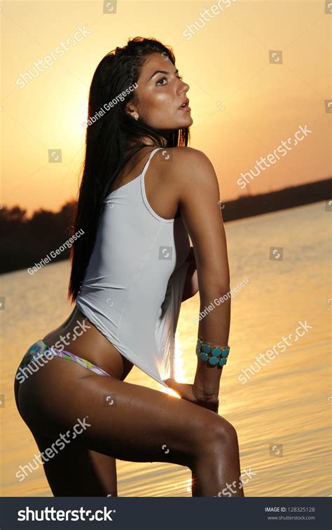 Sexy Girl Bikini Posing Sunset库存照片128325128 Shutterstock