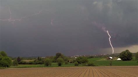 Unwetter In Stuttgart Blitz Schl Gt In Haus In Botnang Ein Stuttgart