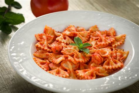 Farfalle Alla Luganega La Ricetta Del Primo Con Carne E Pomodoro