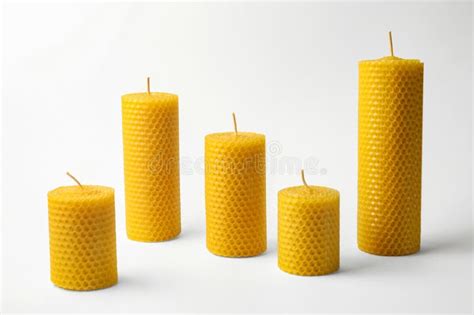 Velas Elegantes De Cera De Abejas Sobre Fondo Blanco Imagen De Archivo