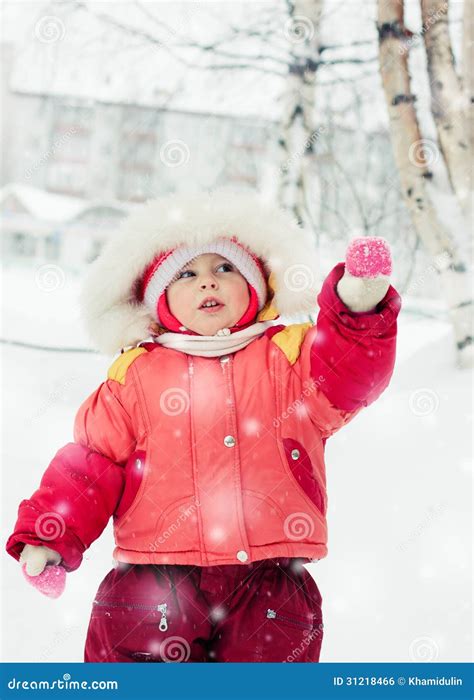 Il Bambino Nell Inverno Rosso Del Rivestimento Fotografia Stock