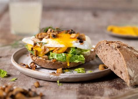 Sandwich Mit Gebratenen Pilzen K Se Und Spiegelei