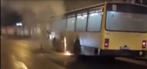 Incendiu la un autobuz în care se aflau 30 de pasageri Oamenii au