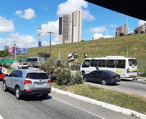 Coelho Fatos e Notícias Carro vai parar em paredão de gramado do