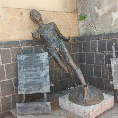 Faro Superiore Divelta La Statua In Bronzo In Piazza San Rocco