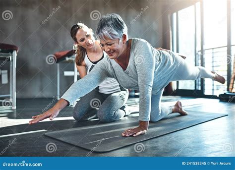 Trabajar Juntos Para Mejorar La Fuerza Muscular Y El Tono Foto De Una