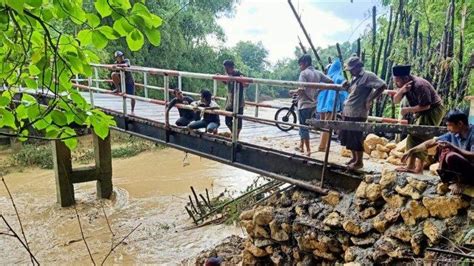 2 Tahun Jembatan Penghubung Desa Di Sampang Rusak Akibat Banjir Warga