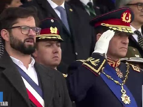 En El Desfile Militar El Presidente Boric Canta El Himno Los Viejos