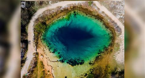 Destinos El Ojo De La Tierra Un Extenso Manantial De Agua Turquesa