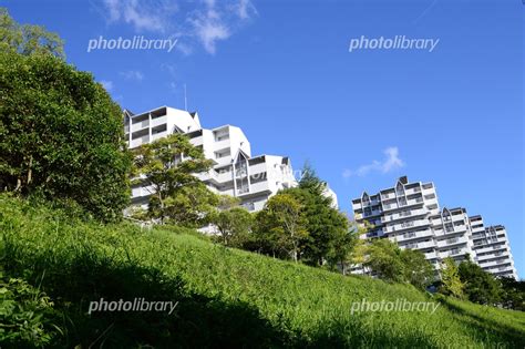 高層マンションと青空 写真素材 5235988 フォトライブラリー Photolibrary