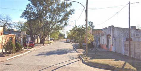 Se sentó en la vereda sacó un arma y se suicidó al frente de un vecino