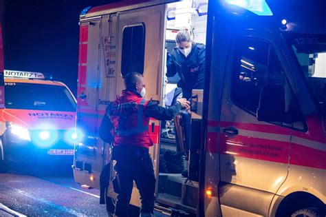 Ehepaar im 7er BMW kracht bei Überherrn frontal gegen einen Baum