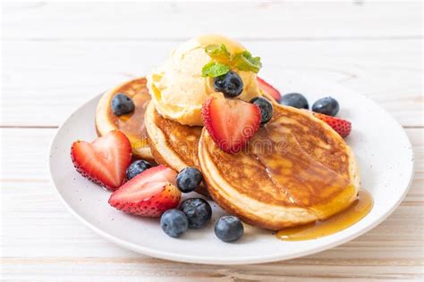 Crepe Con Helado De Los Ar Ndanos De Las Fresas De La Miel Y De La