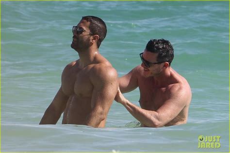 Una Exhibición De Músculos Las Fotos De Luke Evans Y Su Novio En La Playa