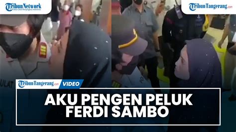 Emak Emak Fans Berat Ferdy Sambo Kembali Terobos Sidang Ingin Peluk