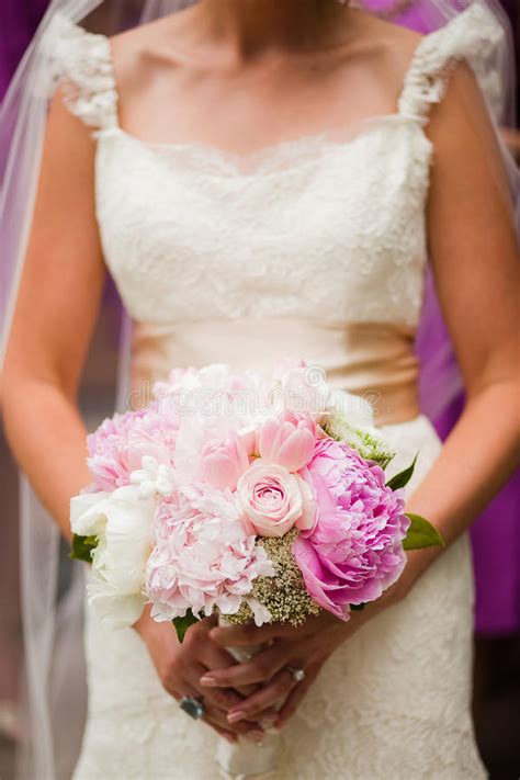 Novia Que Sostiene El Ramo Blanco De Flores Foto De Archivo Imagen De