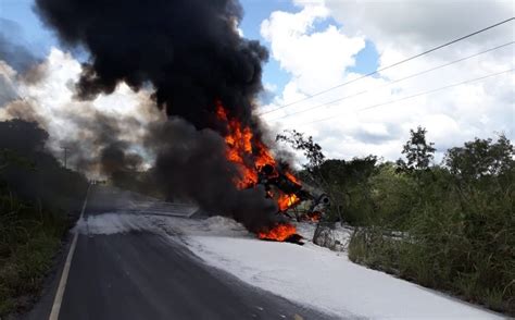 Carreta Pega Fogo Ap S Tombar Na Ma E Casal Morre Carbonizado