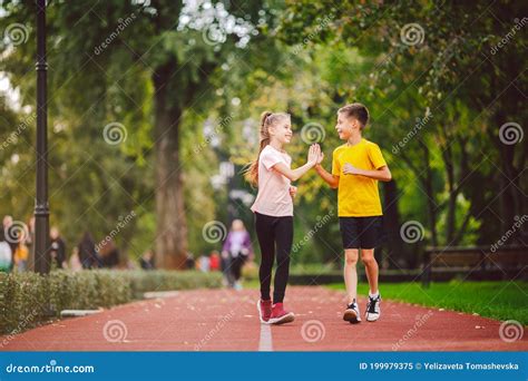 Ett Par Barn Pojke Och Flicka Som Gör En Joggning I Parken På Joggspår