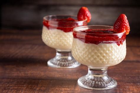 Sobremesa De Pudim Cremoso E Gel Ia De Morango Panna Cotta Foto Premium