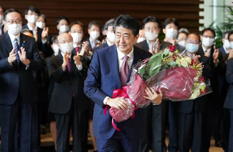 菅义伟正式出任日本新首相 安倍手捧鲜花搬离首相官邸凤凰网