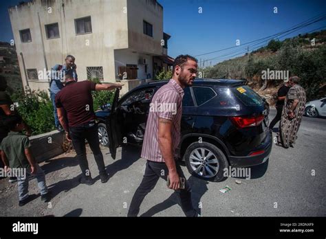 Nablus Palestina 22º de julio de 2023 Los palestinos inspeccionan un