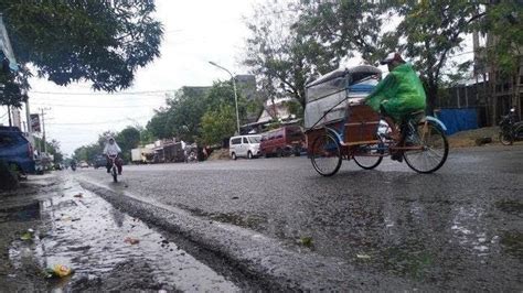 Besok Cuaca Makassar Diprediksi Hujan Siang Hingga Sore Tribun Timur