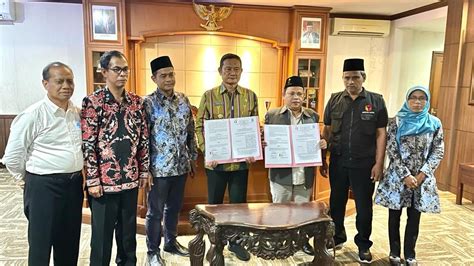 Pemkab Lamongan Serahkan Dana Hibah Pilkada 2024 Ke Bawaslu Lamongan