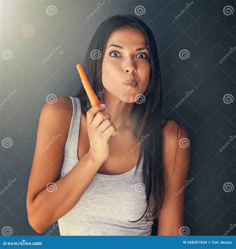 Les Carottes Ne Sont Plus Seulement Pour Les Lapins Une Belle Jeune Femme Qui Fait Un Visage En