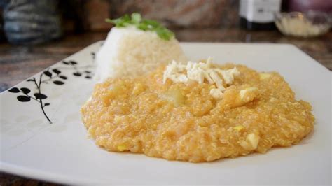 Preparando Un Rico Guiso De Quinua Con Pollo