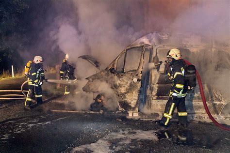 Freiwillige Feuerwehr Pirna Zwei PKW Brennen