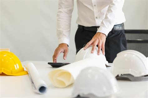 Casco De Seguridad En La Tabla En La Oficina Trabajo En Equipo Del