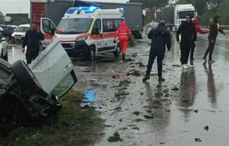 Scontro Tra Tir E Auto In Puglia Perdono La Vita Madre E Figlio Di