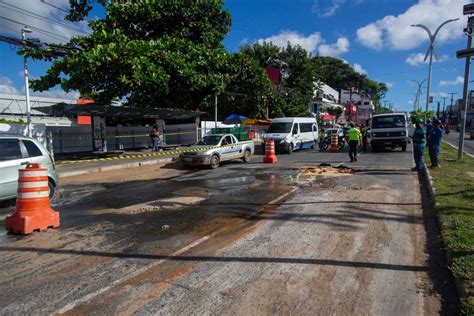 Jornal Correio Tubulação da Embasa se rompe e abre cratera em Itapuã